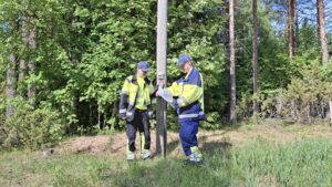 Kesätyöntekijät kartoittavat pylväitä Iin alueella